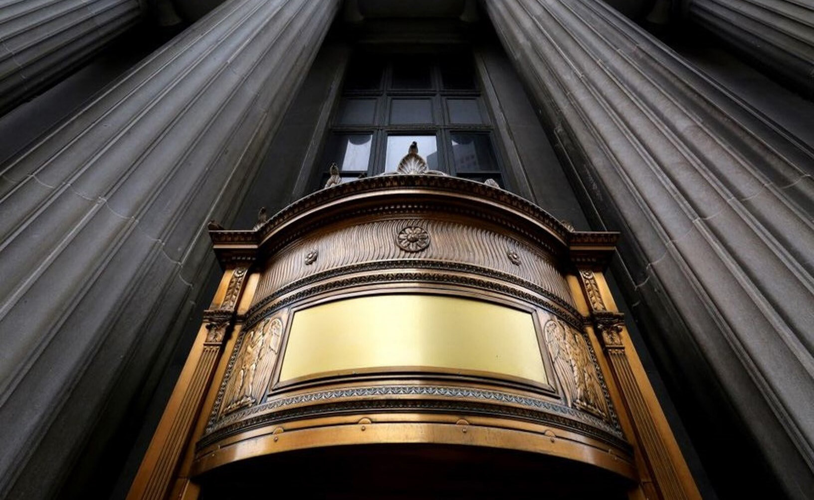 925-Euclid-exterior-columns