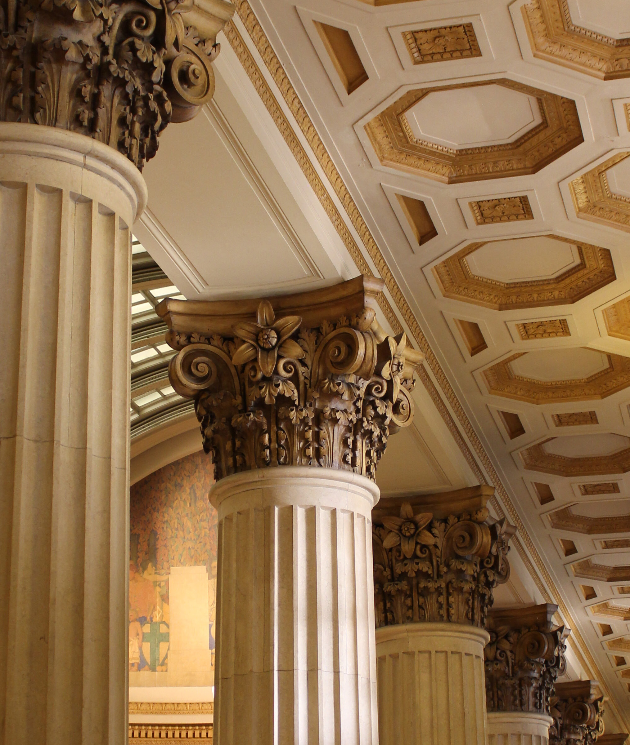 925-Euclid-interior-columns